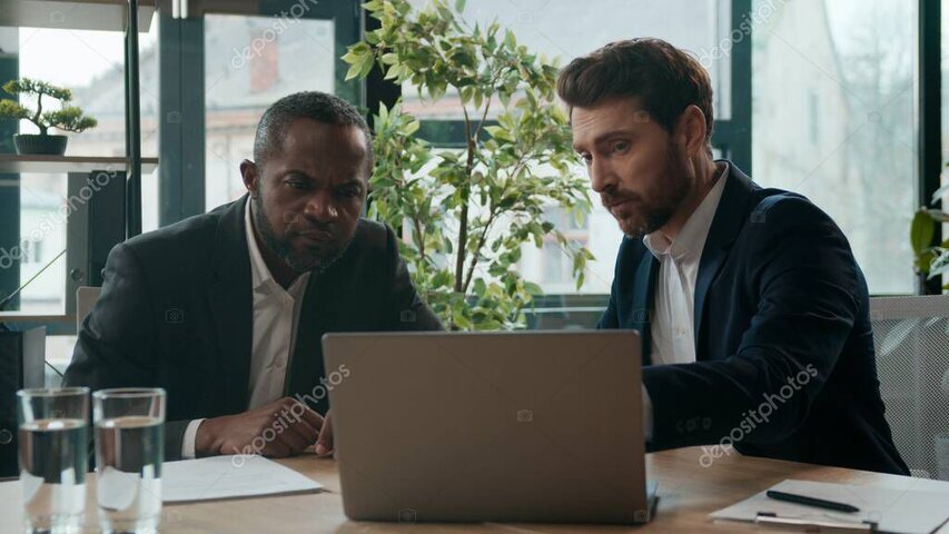 Professionista che lavora al computer con documenti contabili